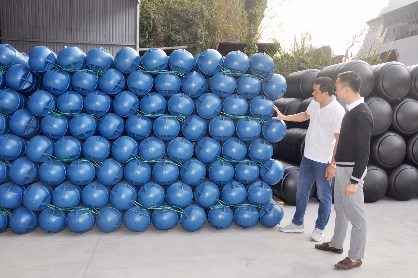 Dây chuyền sản xuất của Công ty Nhựa HBC cho công suất 800 phao bé/ngày/máy và 400 phao to/ngày/máy.