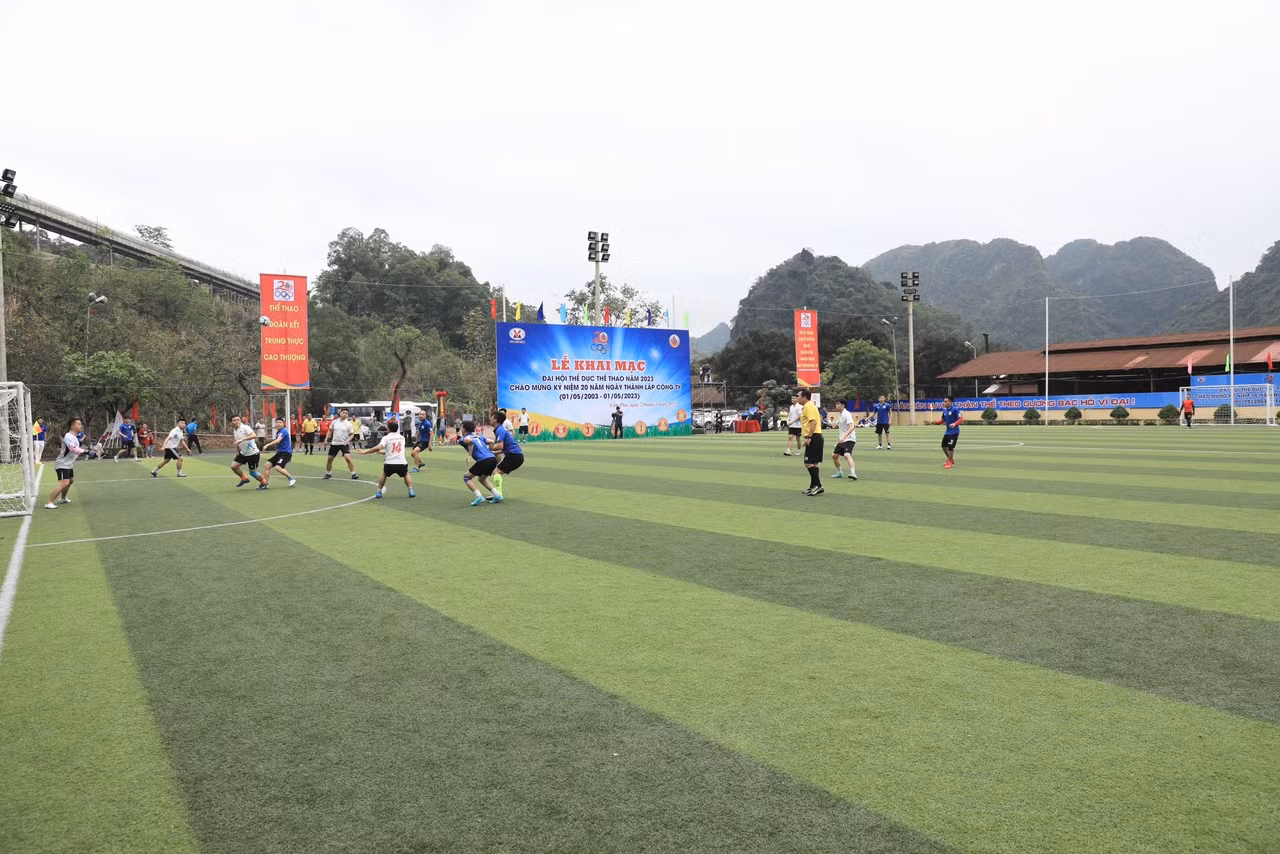 Ngay sau Lễ khai mạc đã diễn ra nội dung Bóng đá nam, đây là 1 trong những môn thi đấu tại đại hội.