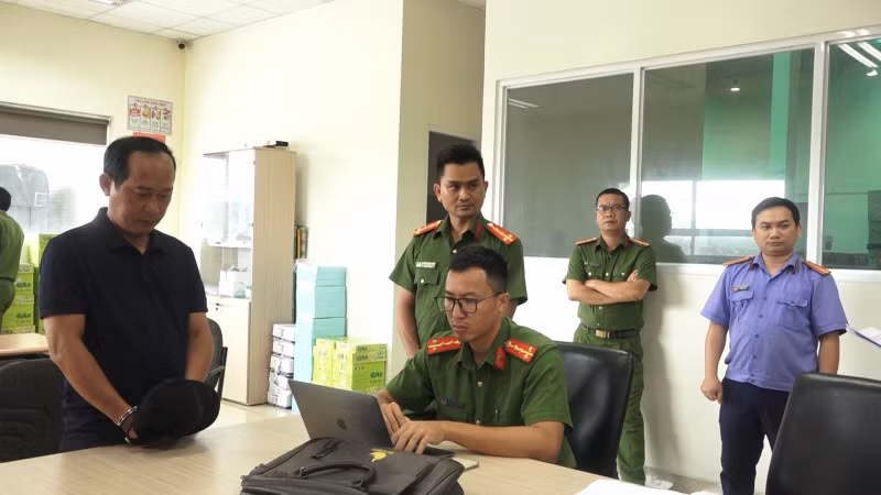 Cơ quan điều tra làm việc đối tượng Lê Ngọc Phúc (áo đen).