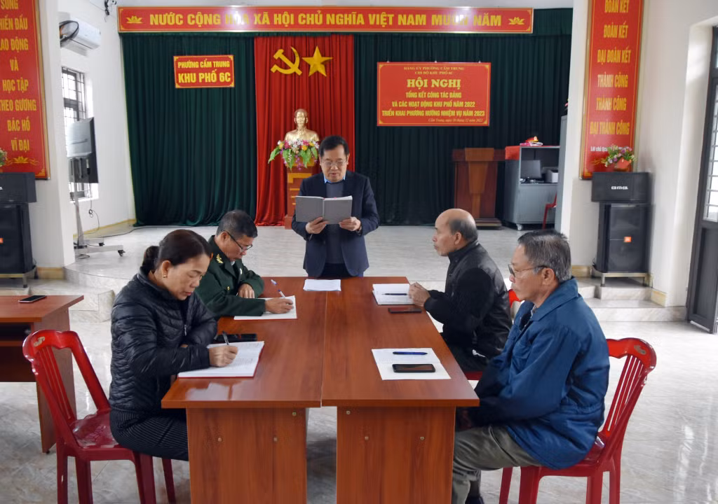 Sinh hoạt chi ủy khu 6C phường cẩm trung, TP Cẩm Phả. (Ông Lê Duy Tiến Bí thư chi hội đồng thời hội viên CCB) triển khai công việc cơ sở đạt hiệu quả.