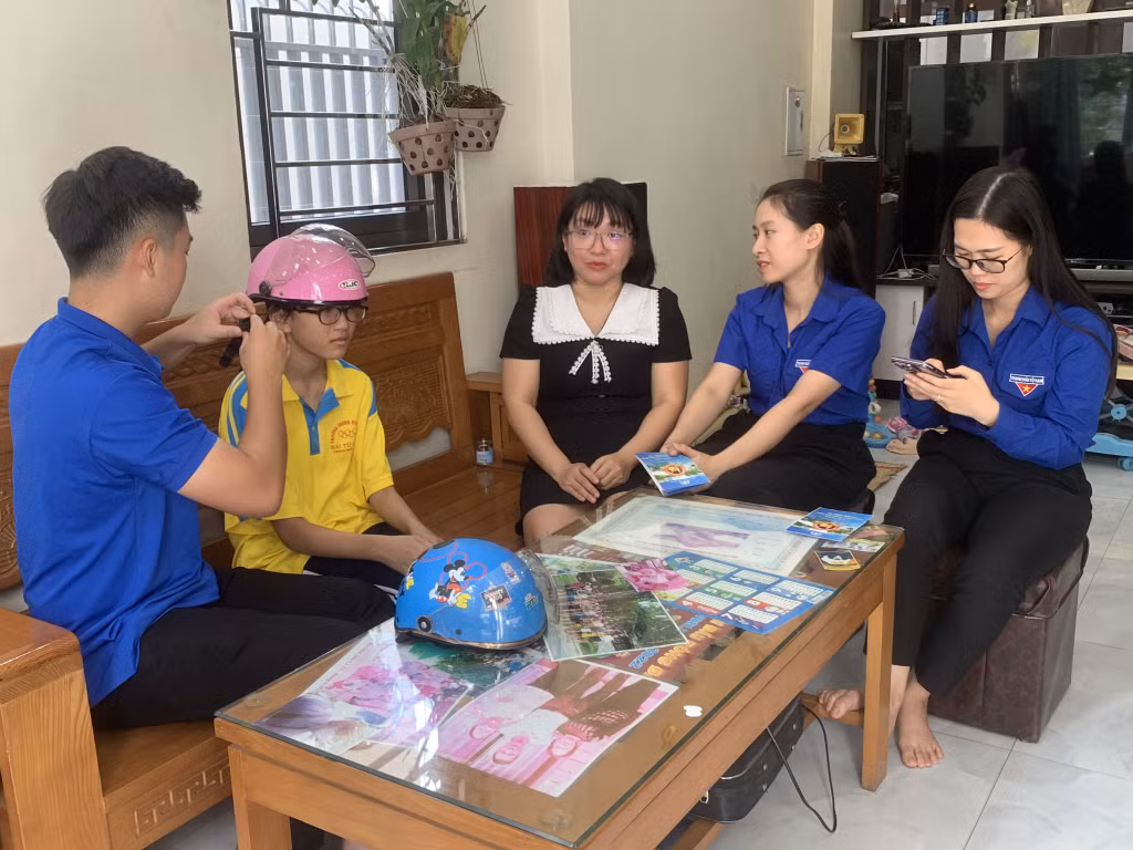ĐVTN phường Cẩm Trung (TP Cẩm Phả) tuyên truyền Luật giao thông cho người dân.