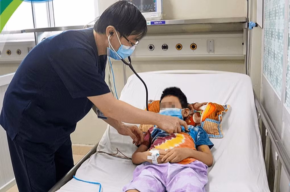 Một bệnh nhi đang được kiểm tra sau 10 ngày điều trị sốt xuất huyết (Ảnh: Lê Hiếu).