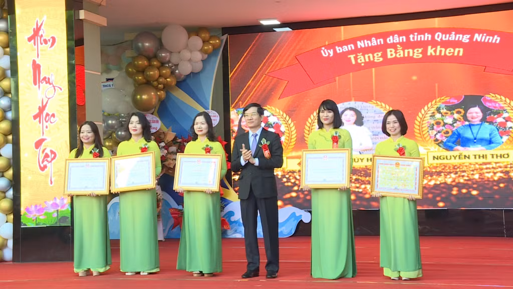 Đồng chí Vũ Quyết Tiến, Uỷ viên BTV Tỉnh uỷ, Bí thư Thành uỷ Hạ Long trao Bằng khen của UBND tỉnh cho tập thể nhà trường và các cá nhân xuất sắc.