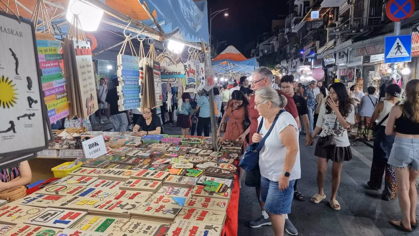 Khách du lịch tại phố cổ Hà Nội.