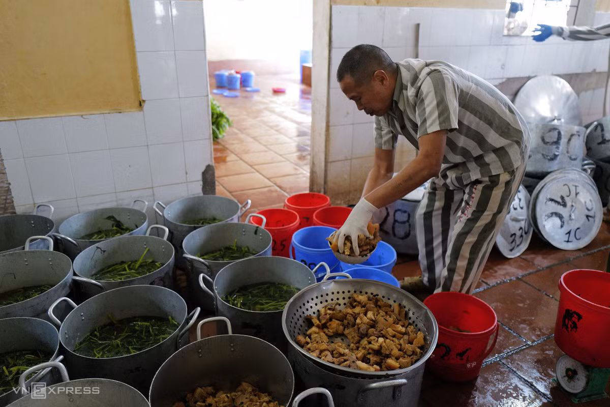 Thức ăn sau chế biến được để ở khu vực riêng để chia. Bữa trưa một ngày cuối tháng 11 có cá rán, canh rau cải.