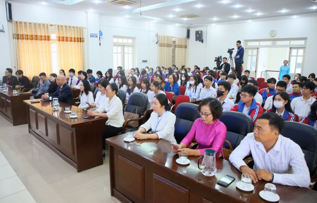 Các vị đại biểu và đông đảo các học sinh dự lễ trao giải.
