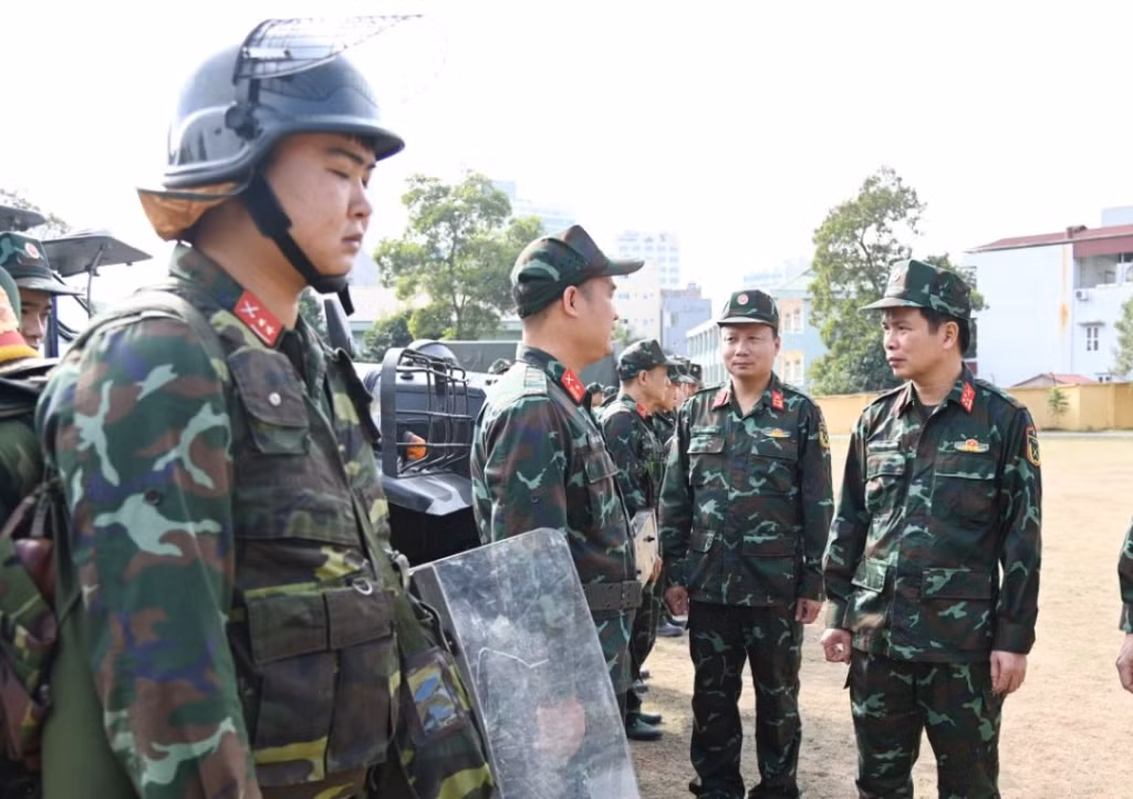 Đại tá Nguyễn Quang Hiến, Chính ủy Bộ CHQS tỉnh kiểm tra công tác sẵn sàng thực hiện nhiệm vụ A2 của Đại đội Trinh sát. Ảnh: Văn Đảm (Bộ CHQS tỉnh).