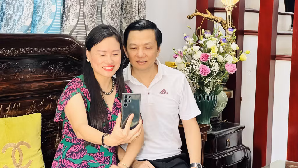 Vợ chồng cô Mai Diệu Thúy gọi điện cho con trai đang học Đại học Bách Khoa.
