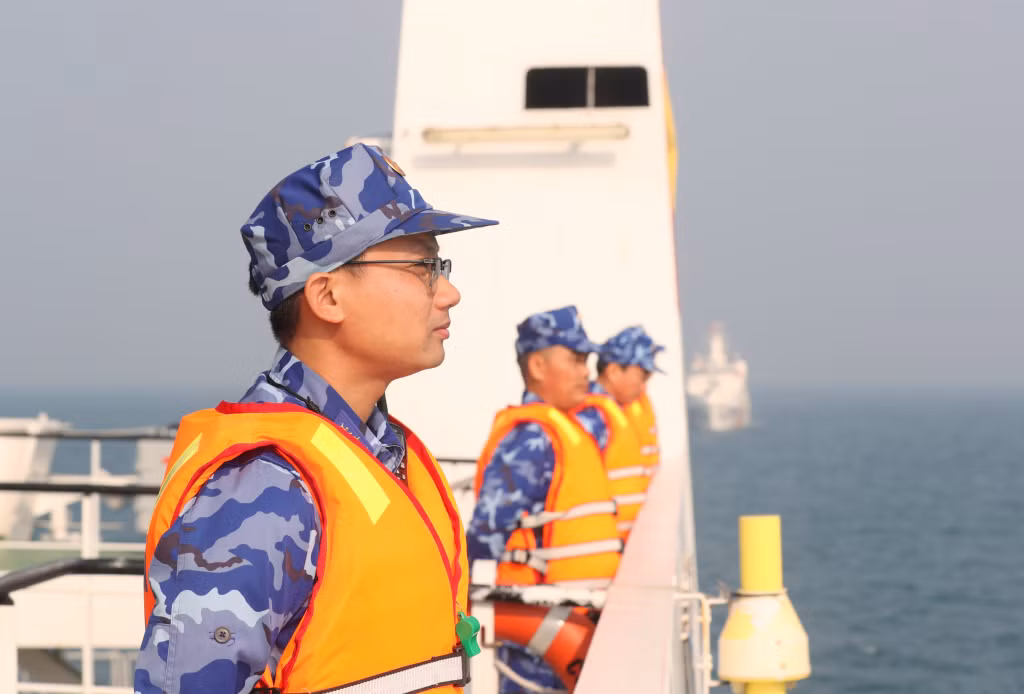 CBCS lực lượng Cảnh sát biển Việt Nam cử hành nghi thức chào xã giao trên biển trước khi chính thức tiến hành tuần tra chung.