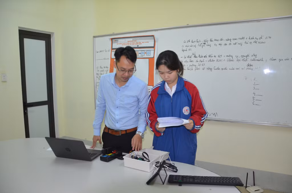 Dự án Rescue eye - Hệ thống phát hiện và cảnh báo nạn nhân có nguy cơ tai nạn đuối nước của nhóm học sinh Trường THPT Chuyên Hạ Long đoạt giải Nhì tại Cuộc thi KHKT cấp quốc gia dành cho học sinh trung học năm học 2022-2023. (Trong ảnh: Giáo viên hướng dẫn học sinh thực hiện dự án)