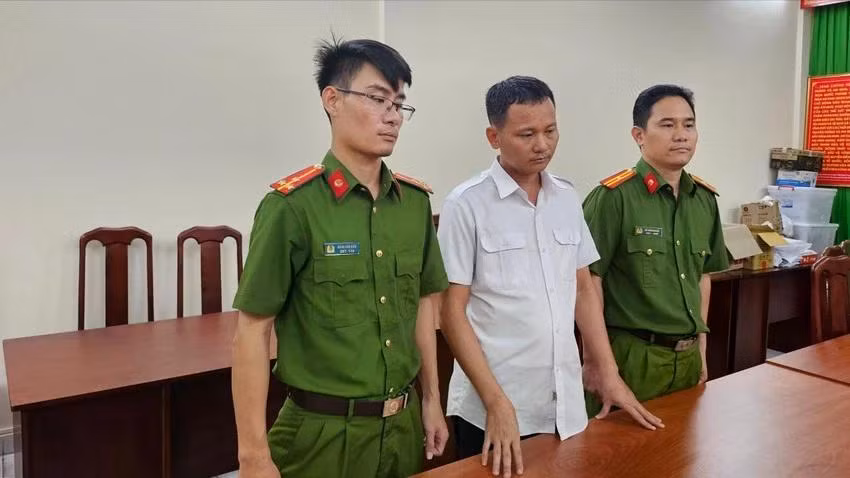 Bị can Lê Văn Ngọc (đứng giữa) - nhân viên bảo dưỡng máy bay tại sân bay Tân Sơn Nhất. Ảnh: CA