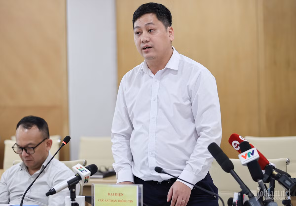 Phó Giám đốc NCSC Nguyễn Phú Lương thông tin với báo chí về nguyên nhân và các giải pháp khắc phục tình trạng website cơ quan nhà nước bị chèn quảng cáo không phù hợp. (Ảnh: Lê Anh Dũng)