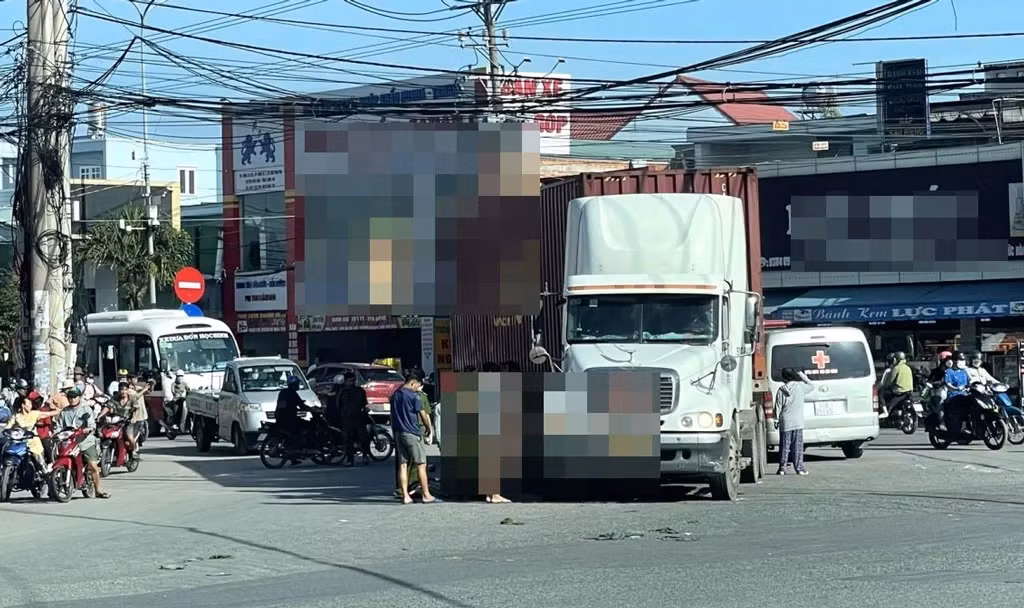 Hiện trường vụ tai nạn giao thông khiến người phụ nữ tử vong tại chỗ.