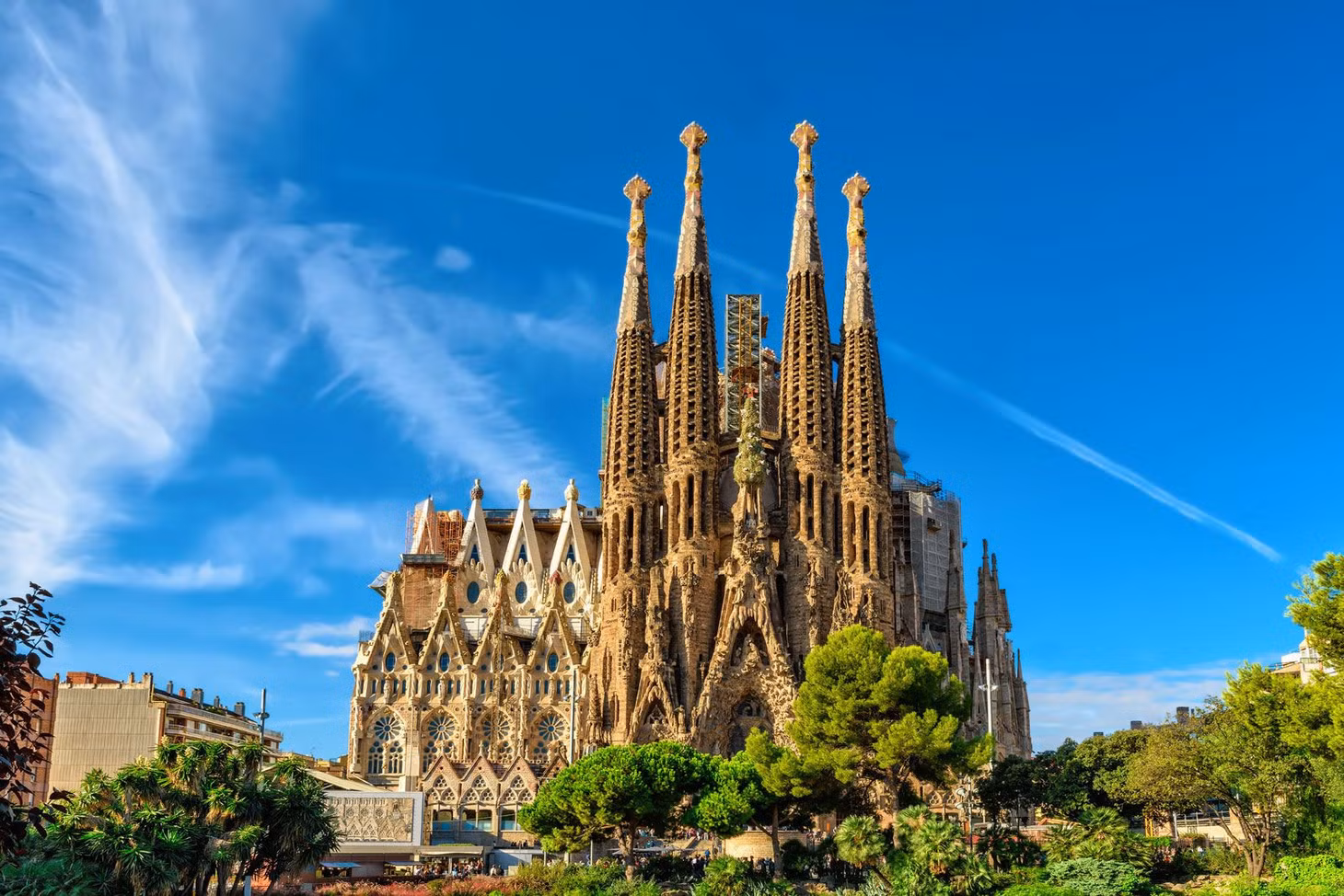 Sagrada Família là kiệt tác của kiến trúc sư xứ Catalan Antoni Gaudí. Ban đầu, công trình được giao cho kiến trúc sư Francisco de Paula del Villar phụ trách nhưng chỉ một năm ông rút lui.