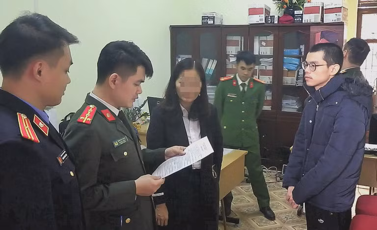 Cơ quan công an bắt Dương Thế Trọng (người đeo kính). Ảnh CTV.