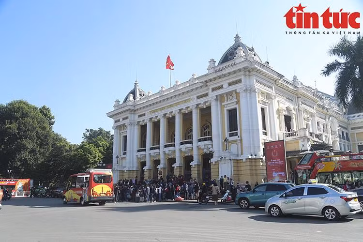 Tuyến City Tour 03 “Thăng Long thắng cảnh”, sử dụng xe buýt nhỏ một tầng thoáng nóc, sức chứa 20 chỗ ngồi, chính thức đi vào hoạt động.