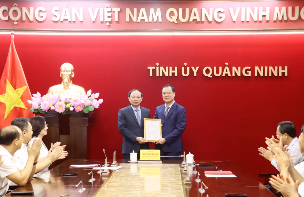 Đồng chí Nguyễn Xuân Ký, Ủy viên Trung ương Đảng, Bí thư Tỉnh ủy, Chủ tịch HĐND tỉnh, trao quyết định cho đồng chí Điệp Văn Chiến, Trưởng Ban Nội chính Tỉnh ủy.
