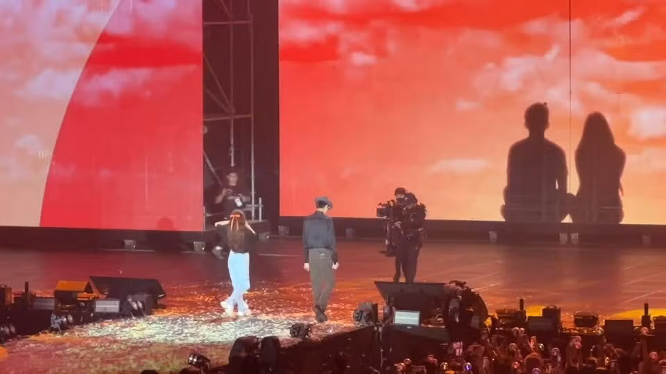 Đen Vâu bất ngờ xuất hiện trong liveshow Hoàng Thùy Linh.