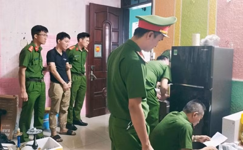 Phòng Cảnh sát hình sự Công an tỉnh Quảng Nam tiến hành khám xét nơi ở của đối tượng trong đường dây mua bán người dưới 16 tuổi. Ảnh: CACC