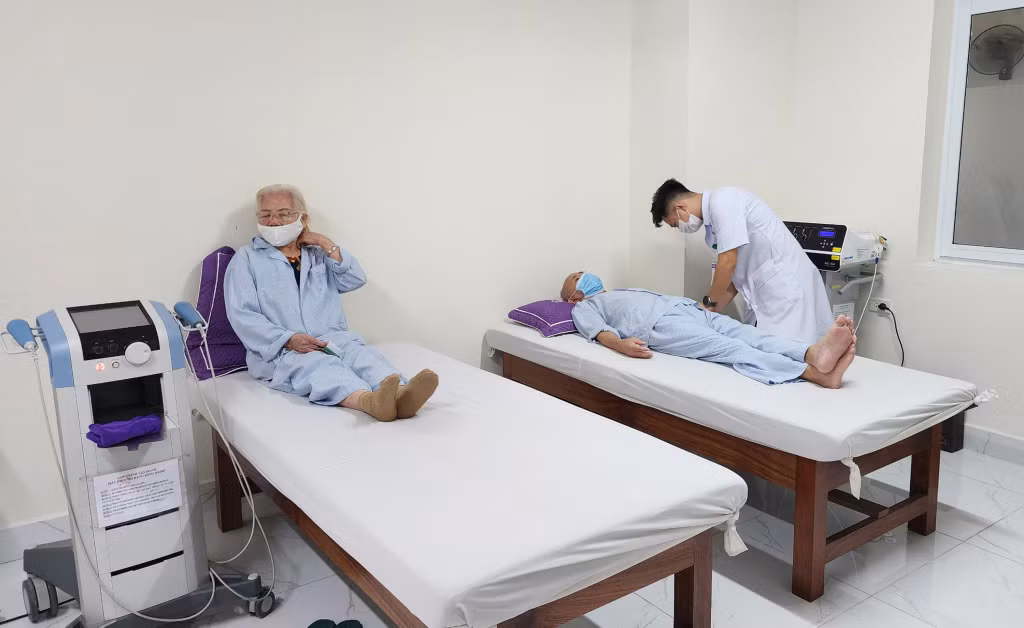 Bác sĩ Bệnh viện Lão khoa - Phục hồi chức năng thăm khám cho bệnh nhân.