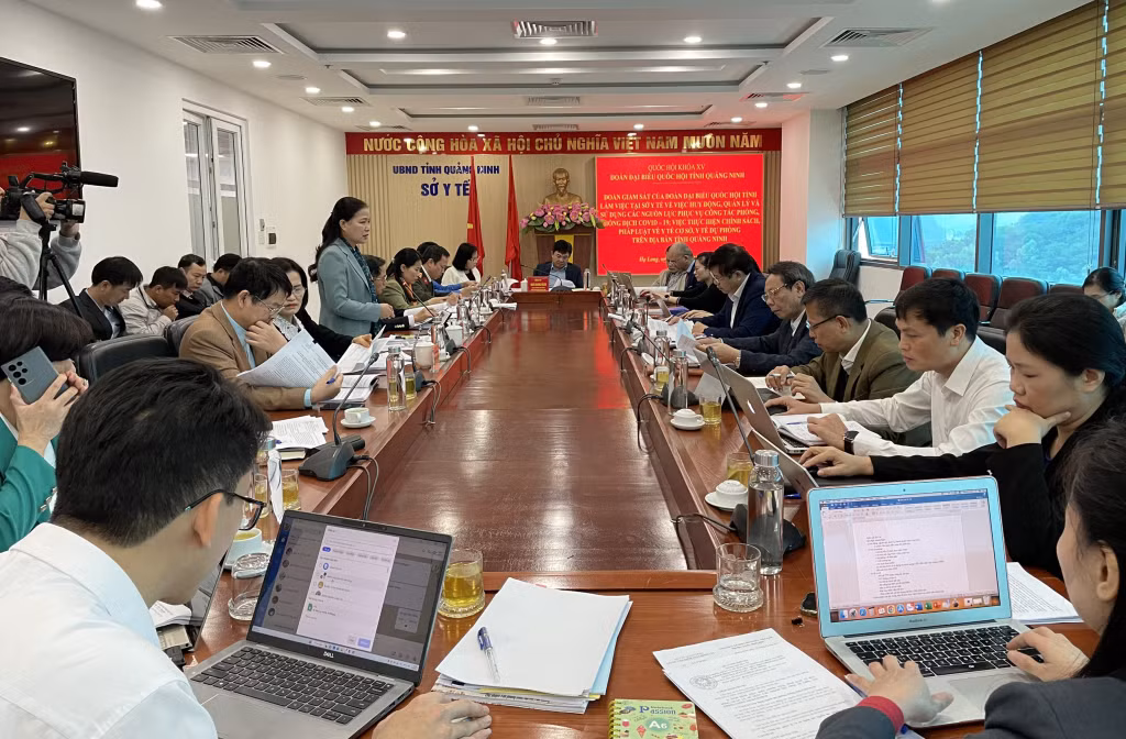 Đoàn ĐBQH tỉnh giám sát chuyên đề “Việc huy động, quản lý và sử dụng các nguồn lực phục vụ công tác phòng, chống dịch Covid-19” tại Sở Y tế, tháng 12/2022.