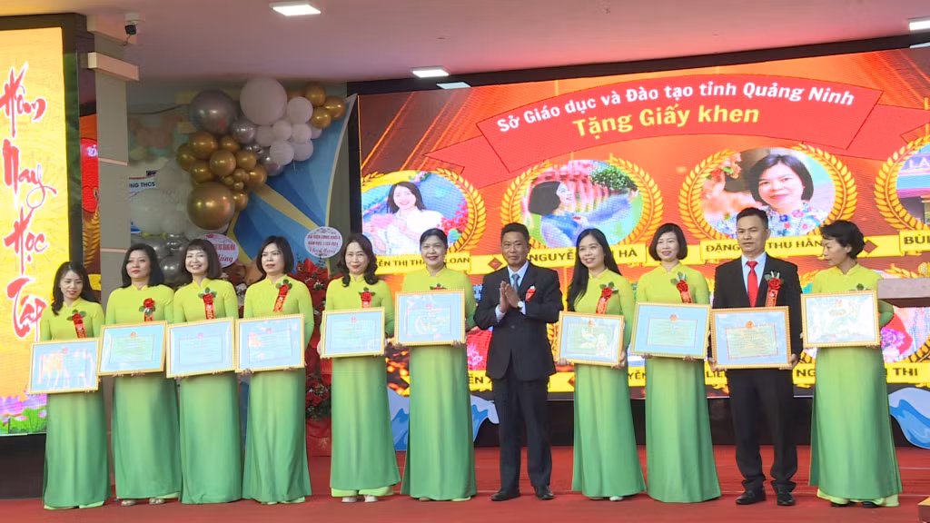 Đồng chí Trịnh Đình Hải, Phó Giám đốc Sở GD-ĐT trao Giấy khen của Sở GD-ĐT cho các cá nhân có thành tích xuất sắc.