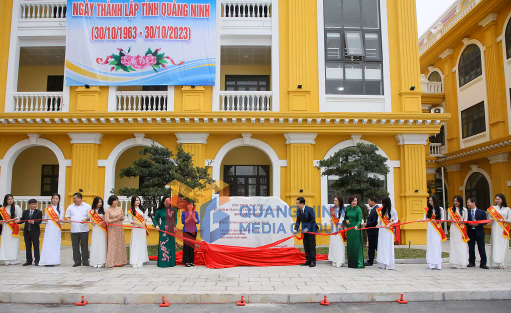 Đồng chí Trịnh Thị Minh Thanh, Phó Bí thư Thường trực Tỉnh ủy cùng các đồng chí lãnh đạo UBND tỉnh, đại diện các sở, ngành và TP Cẩm Phả thực hiện nghi thức gắn biển công trình chào mừng 60 năm Ngày thành lập tỉnh tại Trường THPT Cẩm Phả.