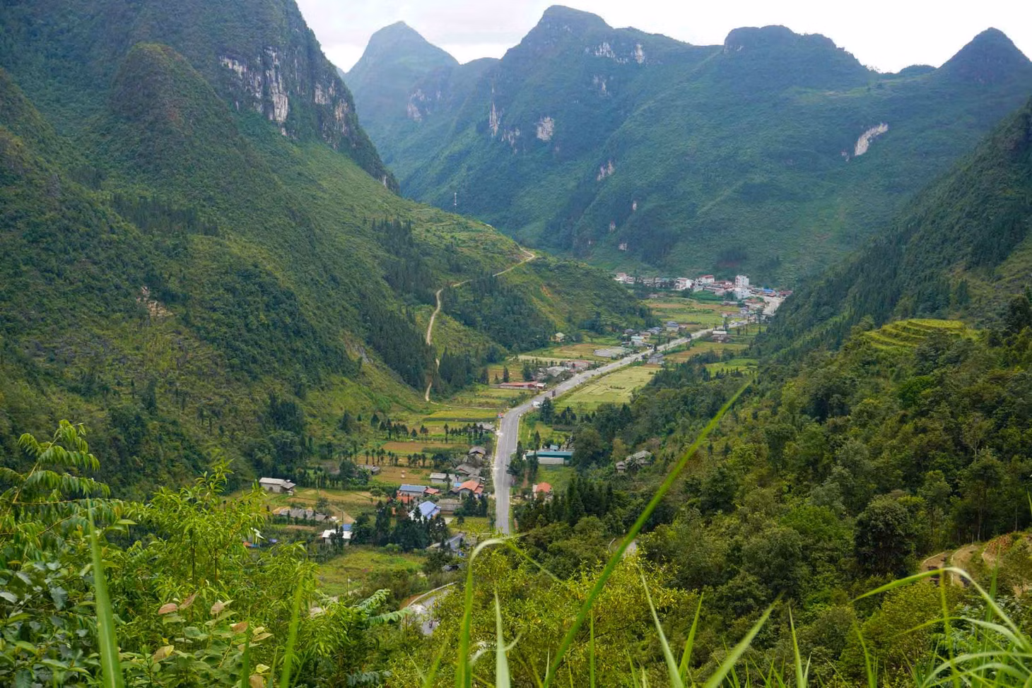 Một góc cao nguyên đá Đồng Văn. Ảnh: Nguyên Phong