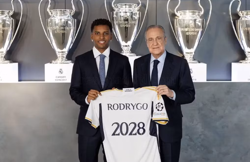 Rodrygo cam kết tương lai dâu dài với Real Madrid cùng bản hợp đồng mới. Ảnh: RMC