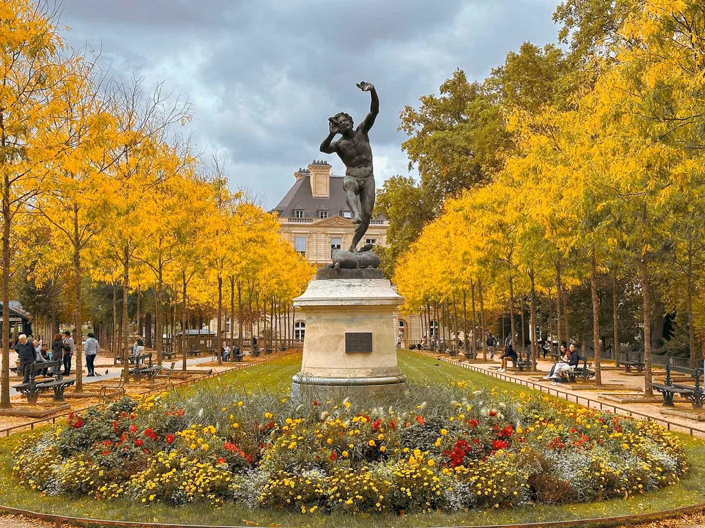 Bảo tàng Louvre, vườn Tuileries và quảng trường Concorde cũng là những điểm tham quan nổi bật tại Paris. Ba chỗ này xếp thành một đường thẳng và cũng có 3 metro lần lượt là Palais Royal Musee du Lourve, Concorde với Tuileries line nên khá thuận lợi để du khách di chuyển tham quan. Ảnh: Nguyễn Quốc Thái