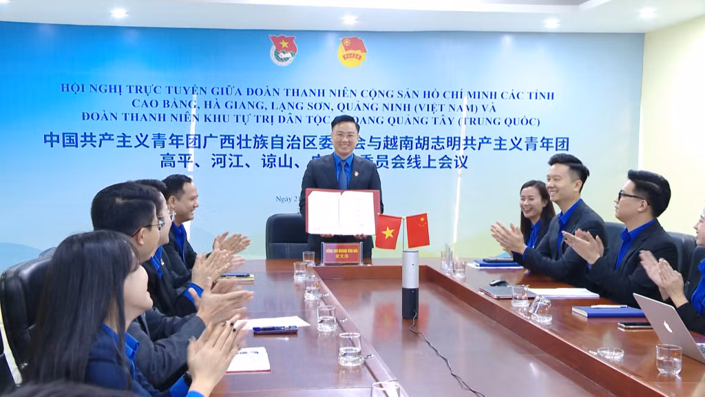 Đồng chí Hoàng Văn Hải, Bí thư Tỉnh Đoàn Quảng Ninh ký biên bản ghi nhớ hợp tác giữa ĐTN Cộng sản Hồ Chí Minh các tỉnh Cao Bằng, Hà Giang, Lạng Sơn, Quảng Ninh (Việt Nam) và ĐTN Khu Tự trị Dân tộc Choang Quảng Tây (Trung Quốc).