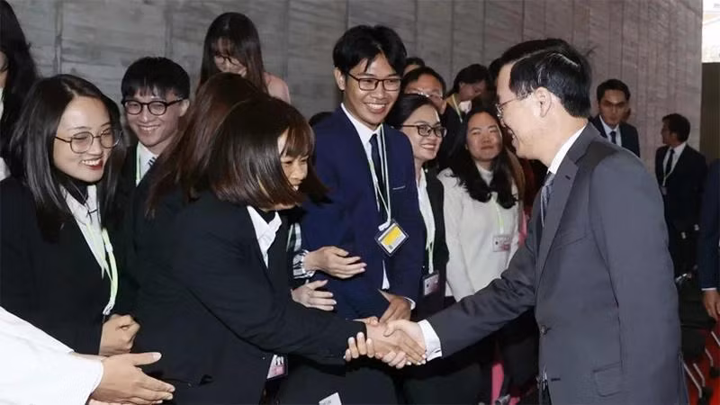 Chủ tịch nước Võ Văn Thưởng với học sinh Việt Nam đang học tại Trường Đại học Kyushu. (Ảnh: TTXVN)