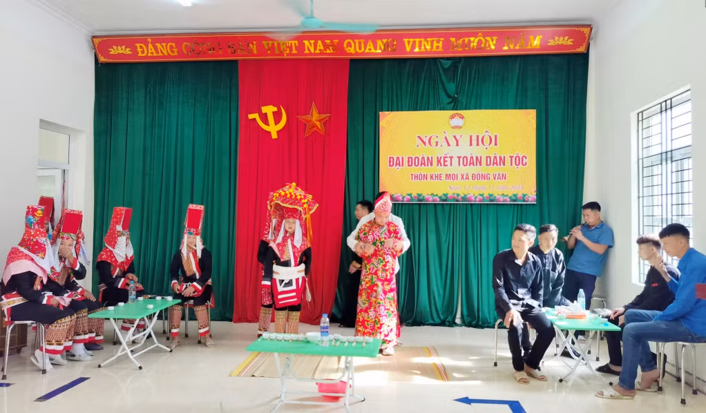 Nghi lễ đón dâu trong đám cưới truyền thống của người Dao Thanh Phán được người dân thôn Khe Mọi, xã Đồng Văn (huyện Bình Liêu) tổ chức trong Ngày hội Đại đoàn kết toàn dân tộc.