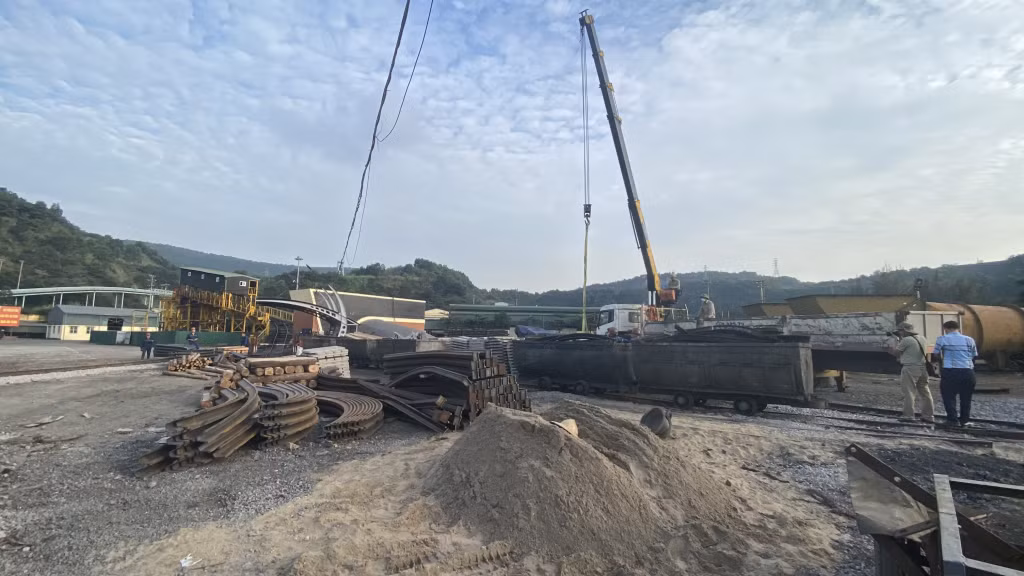 Vận chuyển vật tư phục vụ sản xuất tại khai trường khu Thành Công, Công ty Than Hòn Gai - TKV.
