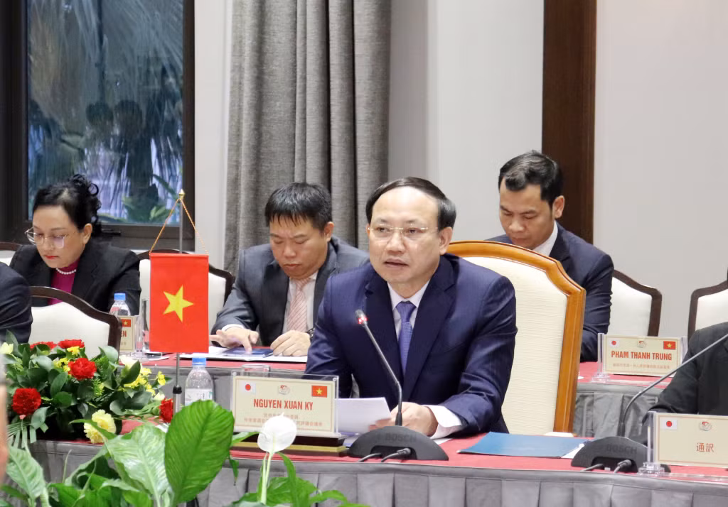Đồng chí Nguyễn Xuân Ký, Ủy viên Trung ương Đảng, Bí thư Tỉnh ủy, Chủ tịch HĐND tỉnh phát biểu tại buổi tọa đàm.