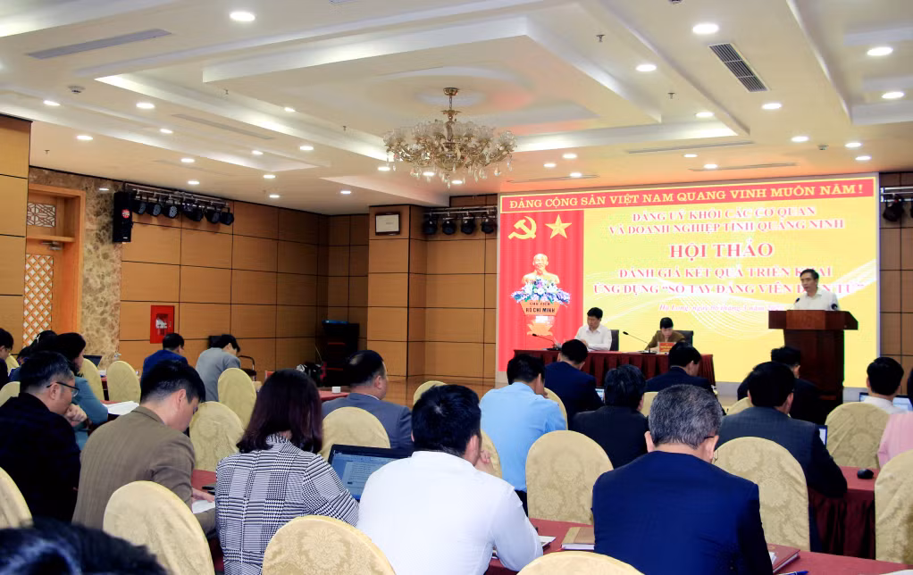 Đảng ủy Khối tổ chức hội thảo đánh giá kết quả triển khai ứng dụng “Sổ tay đảng viên điện tử”, tháng 3/2023. Ảnh: Mạnh Trường