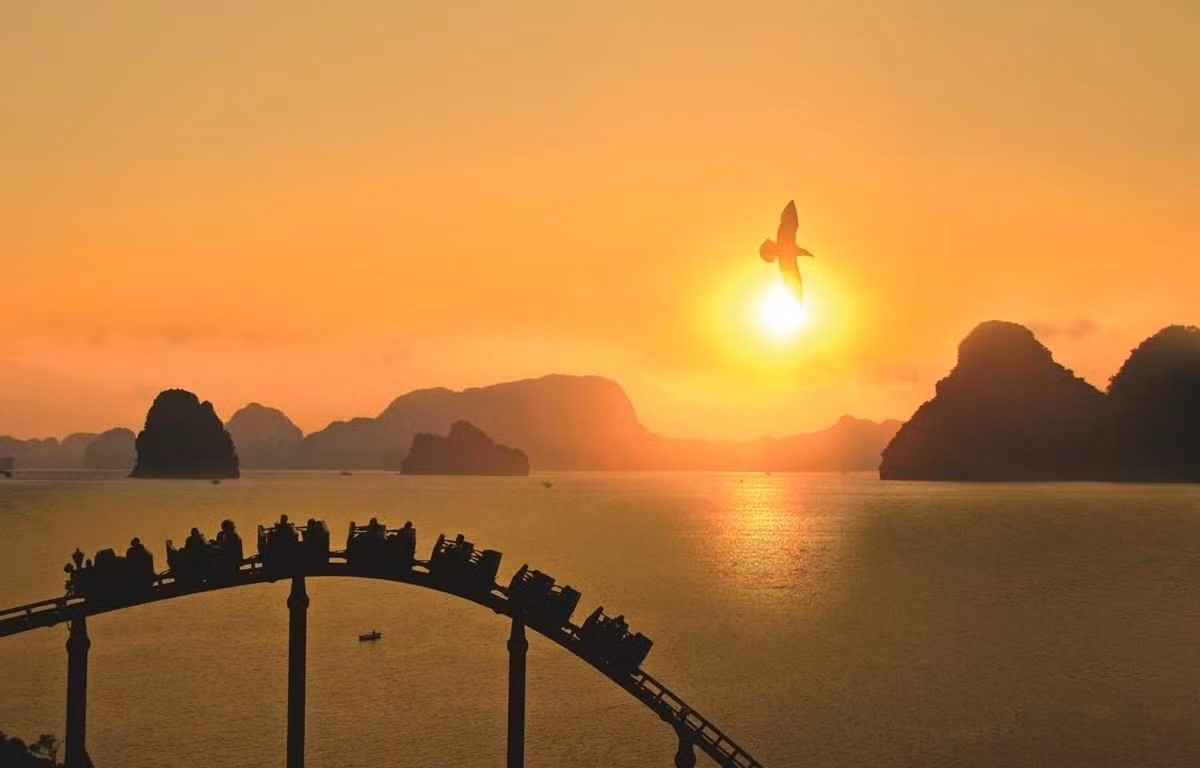 Vẻ đẹp rực rỡ hoàng hôn Vịnh Hạ Long. (Ảnh: CTV/Vietnam+)