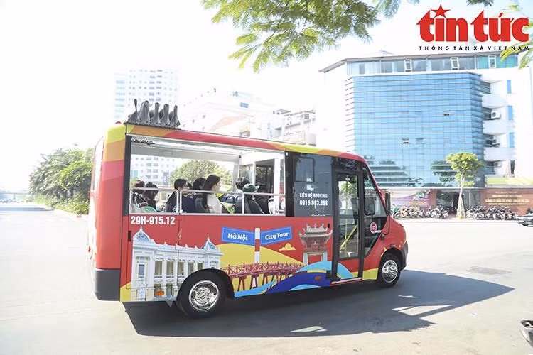Trẻ em dưới 6 tuổi được miễn phí khi đi cùng người lớn.