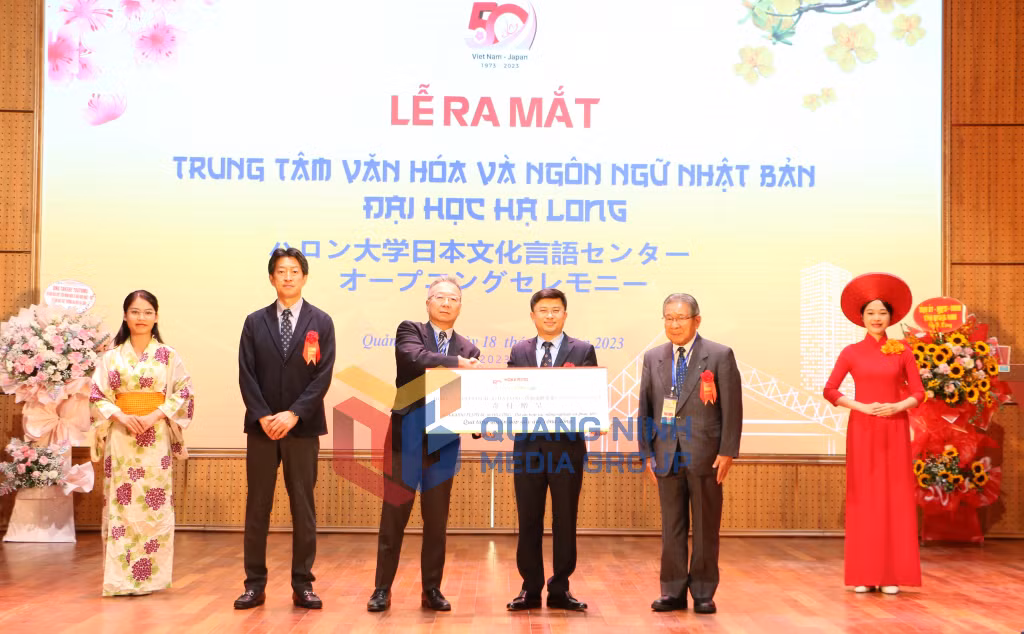 Liên minh Nghị sĩ hữu nghị Nhật - Việt tặng hơn 350 triệu đồng hỗ trợ chương trình nông nghiệp phúc lợi cho Trường Đại học Hạ Long (11-2023). Ảnh: Phạm Tăng