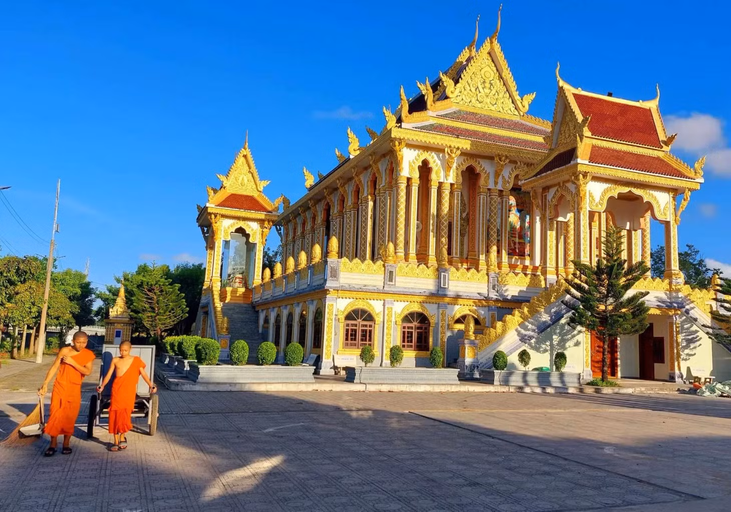 Màu vàng của ngôi chánh điện càng ánh lên trong nắng chiều.