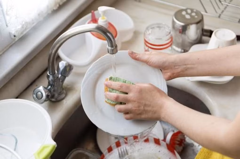 Miếng rửa bát lâu không được thay là ổ vi khuẩn (Ảnh: Getty).