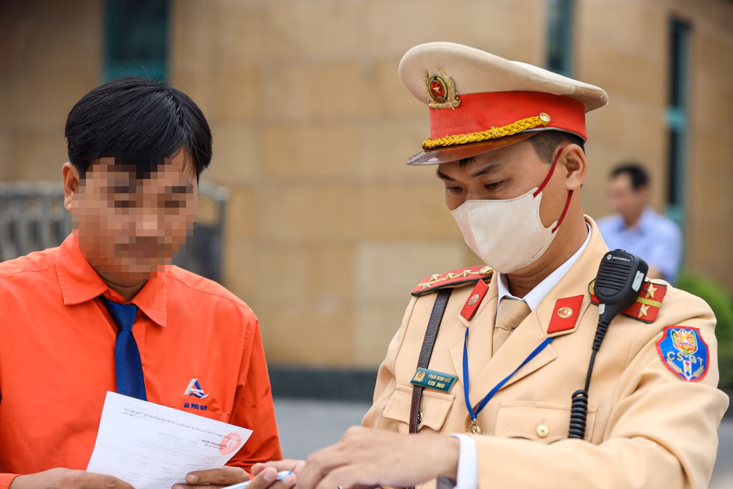 CSGT lập biên bản xử phạt với tài xế H.