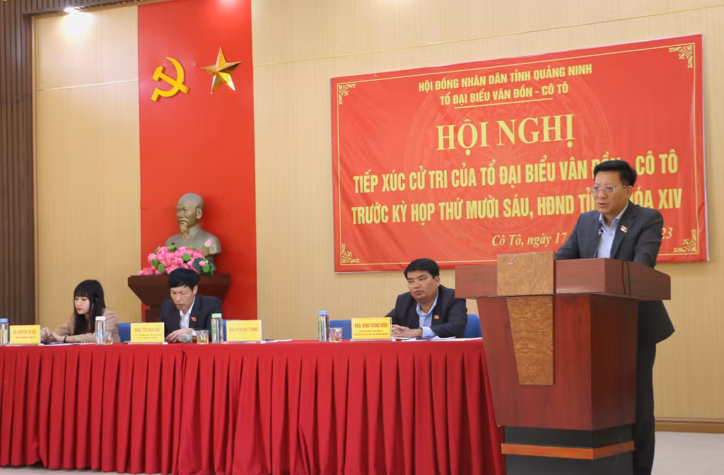 Đồng chí Nguyễn Việt Dũng, Uỷ viên Ban Chấp hành Đảng bộ tỉnh, Bí thư Huyện uỷ, Chủ tịch UBND huyện Cô Tô, Đại biểu HĐND tỉnh tiếp thu và trả lời các ý kiến kiến nghị của cử tri.