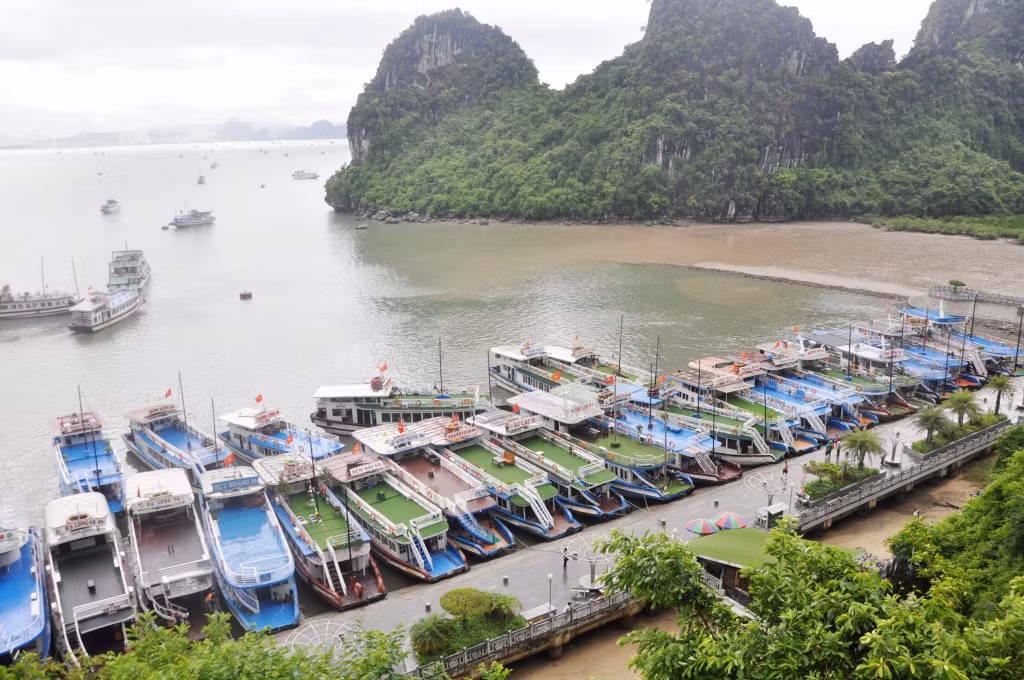 Các cảng bến, điểm tham quan sẽ bị quá tải là lo lắng của nhiều doanh nghiệp khi kết nối du lịch Vịnh Hạ Long - Quần đảo Cát Bà.