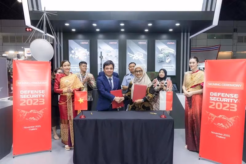 Lễ ký kết thỏa thuận giữa Tổng công ty Công nghiệp Công nghệ cao Viettel và Công ty PT. Bandara Praniagatama (Indonesia).