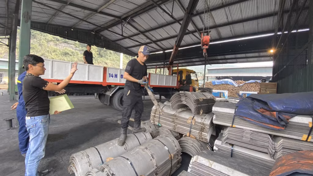 Nhập vật tư máng cào tại kho số 3, khu Tràng Khê, Công ty Than Uông Bí - TKV.