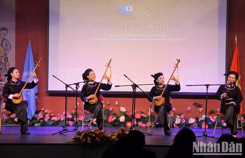 Trình diễn điệu hát then, nét sinh hoạt văn hoá văn nghệ độc đáo của các dân tộc Tày, Nùng, Thái trong chương trình nghệ thuật mang lại nhiều cung bậc cảm xúc cho bạn bè quốc tế.(Ảnh: KHẢI HOÀN)