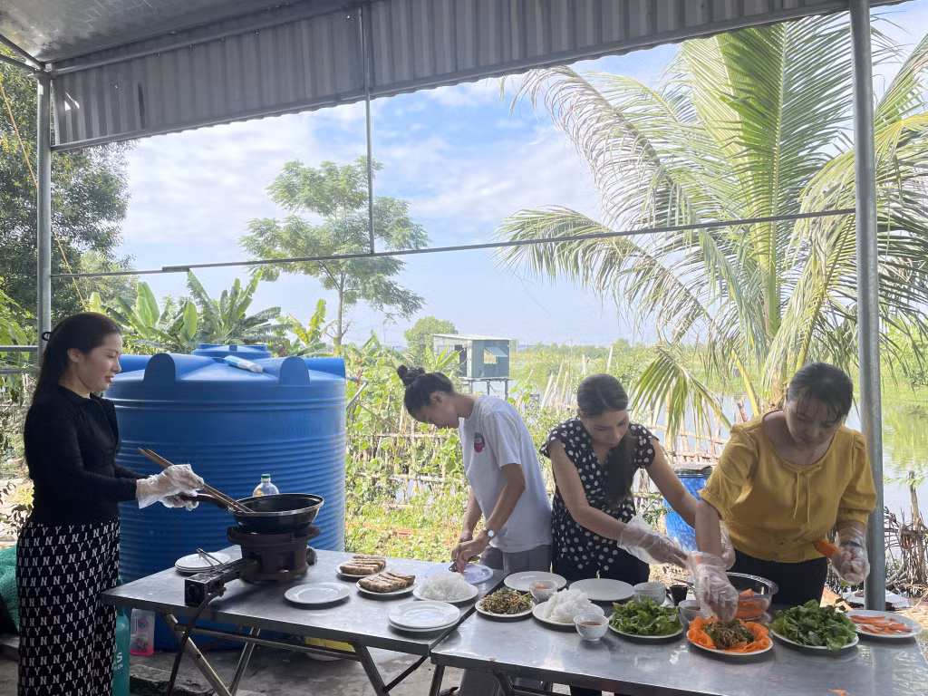 Phụ nữ phường Hà An (TX Quảng Yên) tham gia lớp học nấu ăn - một trong những hoạt động chính của mô hình về phòng, chống bạo lực trên cơ sở giới tại địa phương.