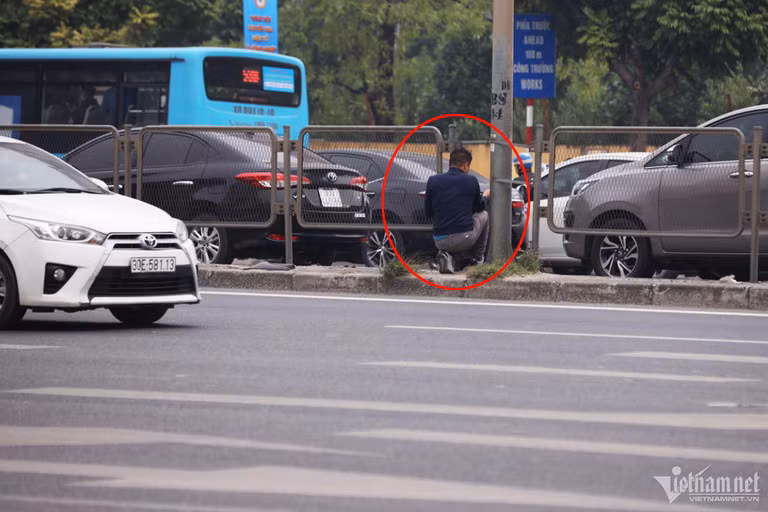 Sau khi băng qua đường, người đi bộ sai quy định phải chui rào