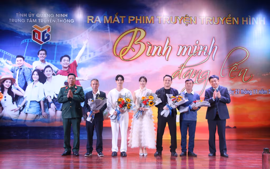 Đồng chí Mai Vũ Tuấn, Giám đốc Trung tâm Truyền thông tỉnh và Đại tá Vũ Tiến Luyện, Ủy viên BTV, Chủ nhiệm Chính trị Tổng Công ty Đông Bắc lên tặng hoa chúc mừng đoàn làm phim.